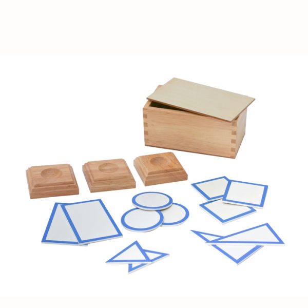 Bases en bois et cartes planes pour les solides géométriques