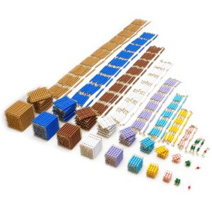 Chaine de perles de couleurs - cubes et carrés